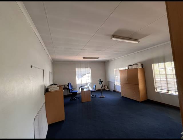 1,550M² WAREHOUSE TO LET IN EASTLEIGH
